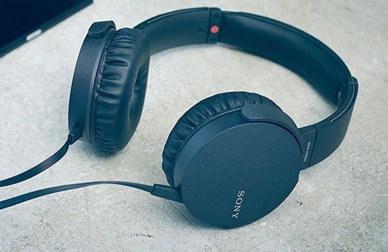 Tai nghe chụp tai Sony Extra Bass MDR-XB550AP có thiết kế ấn tượng, cứng cáp